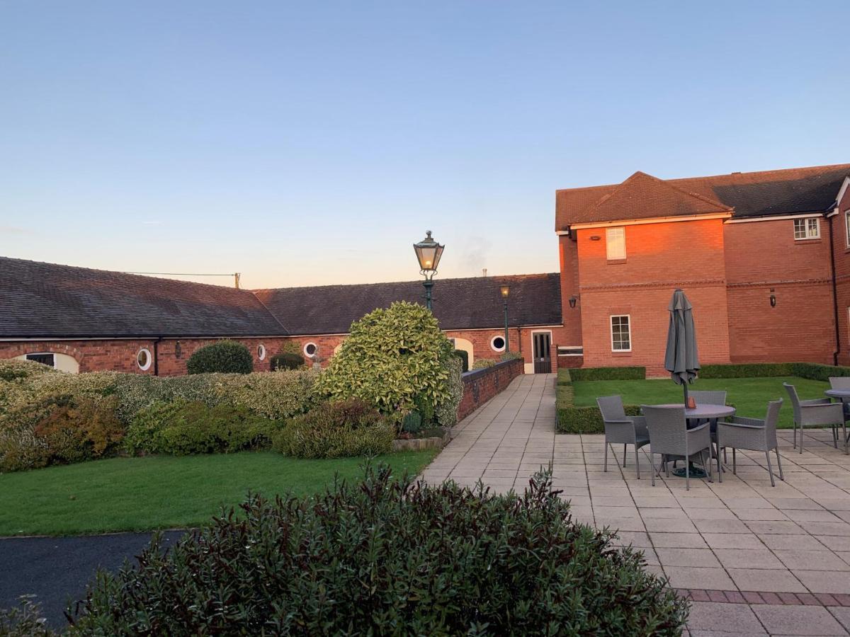 Hunters Lodge Hotel Crewe Exterior foto
